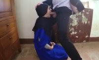 Узбек после работы долбит шнягой на рот жену в чадре, сидящую перед ним на коленях